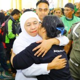 Gubernur Khofifah Gabung Ratusan Ojol, Gelar Doa Bersama dan Galang Dana untuk Affan Kurniawan