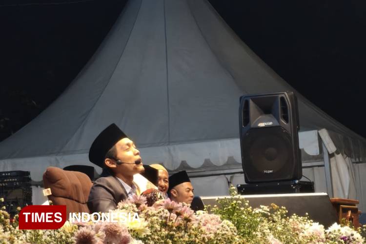 Gus Iqdam menyerukan kedamaian untuk negeri dan mawas diri dalam tindakan, saat Ngaji Bareng Gus Iqdam yang diikuti ribuan jemaah, di Desa Wonomulyo, Poncokusumo Kabupaten Malang, Sabtu (30/8/2025) malam. (Foto: dokpri/for TIMES Indonesia)