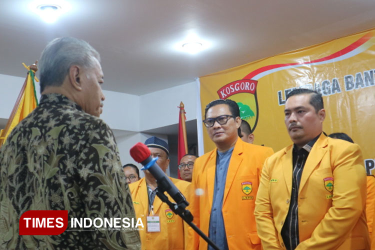 Ketum PPK KOSGORO Hayono Isman melantik DPP LBPH KOSGORO. (FOTO: Fahmi/TIMES Indonesia)