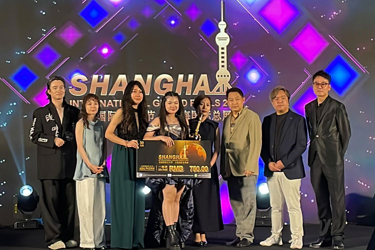 Luar Biasa, Arek Malang Izabelle Kiara Raih Trophy Emas dan Perak di Shanghai