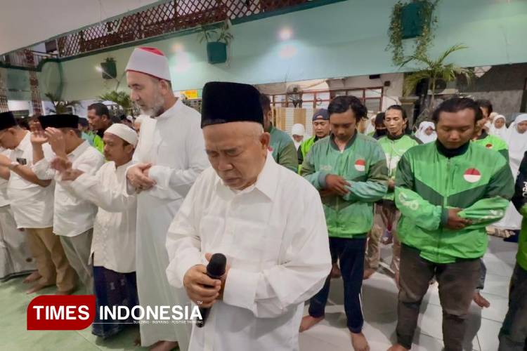 Pengasuh Ponpes Amanatul Ummah, KH Asep Saifudin Chalim memimpin salat gaib untuk almarhum Affan Kurniawan, Sabtu (30/8/2025) malam.(Foto : Lely Yuana/TIMES Indonesia)