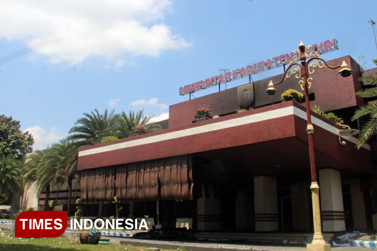 Kantor-Pemkab-Kediri-yang-di-rusak-massa-demo.jpg