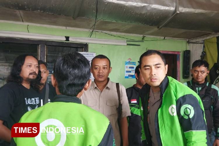 Kapolres-Pacitan-AKBP-Ayub-Diponegoro-Azhar-berjaket-ojol-saat-dibonceng-pakai-motor-b.jpg