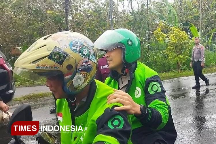 Kapolres Pacitan AKBP Ayub Diponegoro Azhar berjaket ojol saat dibonceng pakai motor, Jumat (29/8/2025). (FOTO: Yusuf Arifai/TIMES Indonesia)