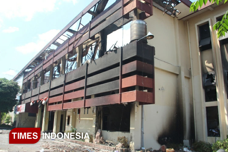 Kerusakan-di-kompleks-Gedung-Pemkab-Kediri-dan-DPRD-Kediri.jpg