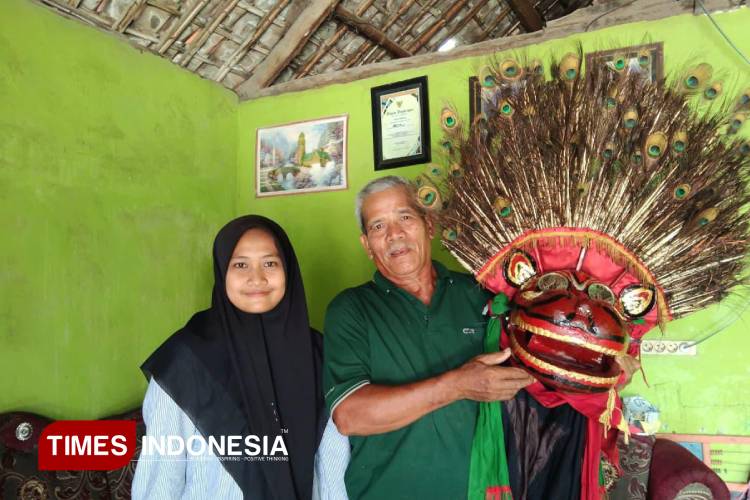 Bersama Satim, Pimpinan Jidor Sentulan saat menunjukkan properti utama Jepaplok di Kediamannya. (Foto: Della Nur Khofifah/TIMES Indonesia)
