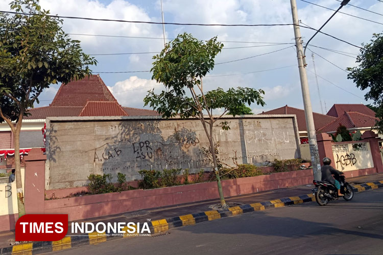 Papan-NAma-DPRD-Kota-Madiun.jpg