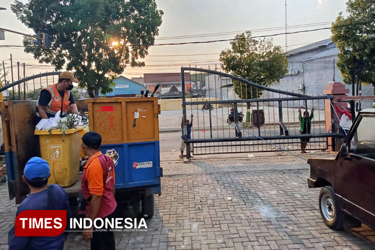 Pintu-gerbang-gedung-DPRD-Kota-Madiun-diperbaiki-setelah-dijebol-massa.jpg