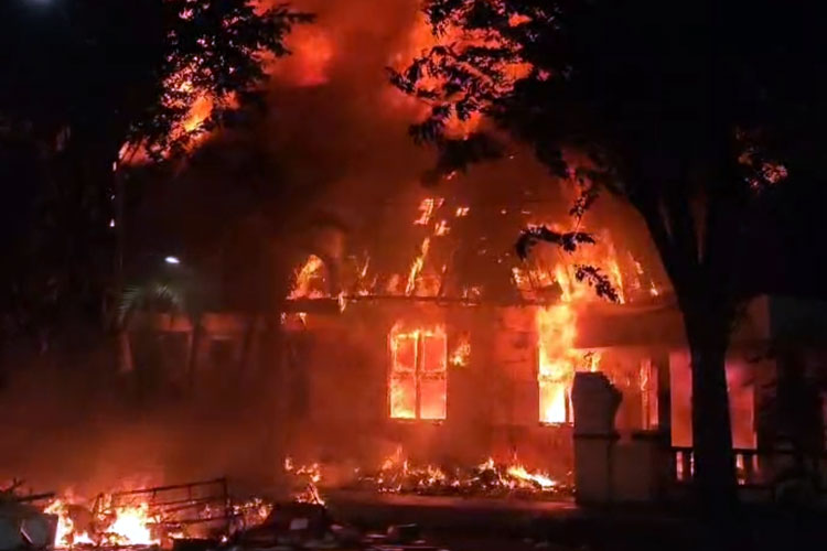 Setelah Grahadi, Massa Bakar Polsek Tegalsari Surabaya