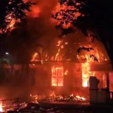 Setelah Grahadi, Massa Bakar Polsek Tegalsari Surabaya