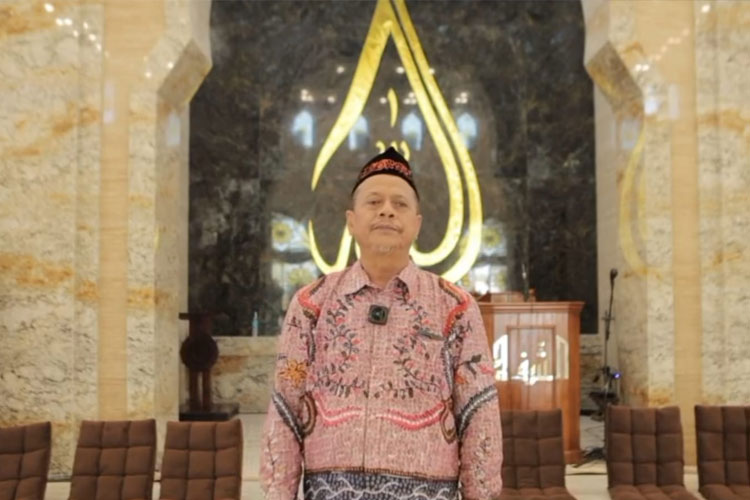 Ketua PD Muhammadiyah Lamongan, Drs H. Shodikin salah satu tokoh agama di Lamongan menyerukan pesan ke masyarakat, Minggu (31/8/2025). (Foto: Moch. Nuril Huda/TIMES Indonesia)