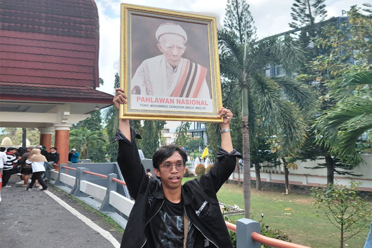 Martoni Ira Malik, sosok pendemo yang menyelamatkan foto pahlawan nasional TGKH. Zainuddin Abdul Madjid pada saat gedung DPRD NTB dibakar masa demo, Sabtu siang kemarin. (Foto: Raden for TIMES Indonesia)