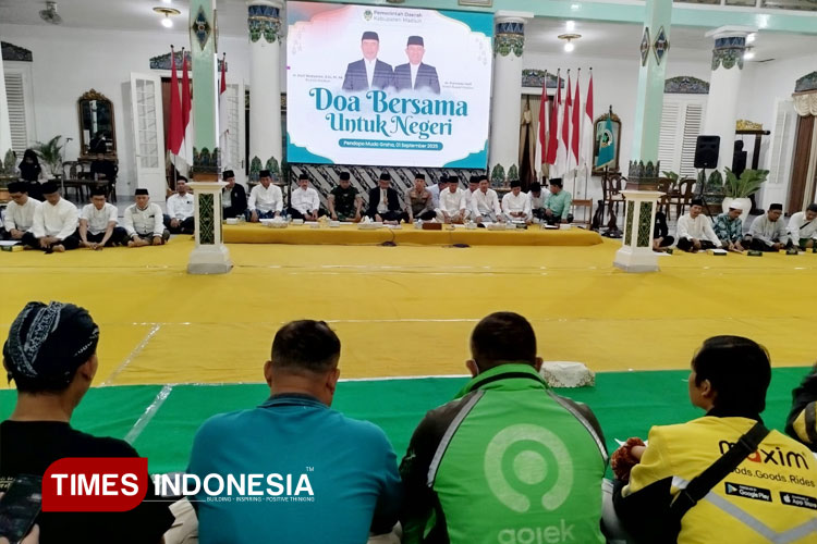 Acara-doa-bersama-di-Pendapa-Muda-Graha-untuk-almarhum-Affan-dan-keselamatan-bangsa-2.jpg