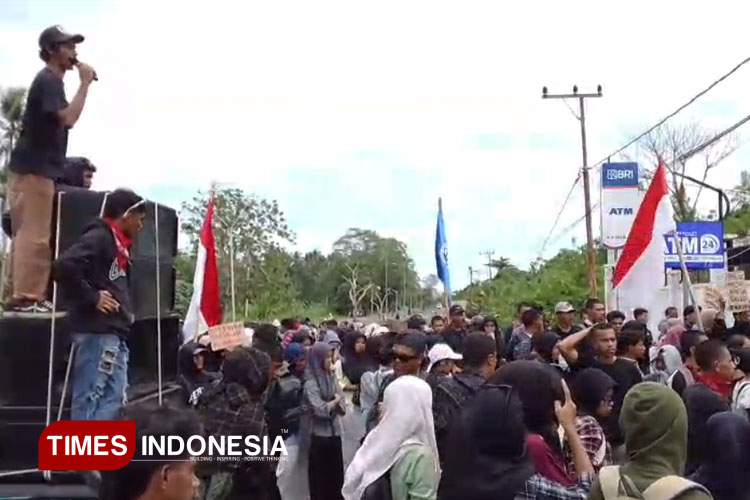 Aksi BEM Unipas Morotai di depan Kantor Bupati Pulau Morotai, Senin (1/9/2025). (FOTO: Munces For TIMES Indonesia)