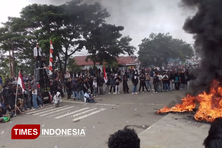 Aksi-BEM-Unipas-di-depan-Kantor-DPRD-Morotai.jpg