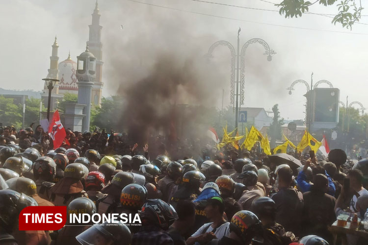 Sempat Dorong-dorongan dan Bakar Ban, Aksi Demonstrasi di Majalengka Berjalan Kondusif
