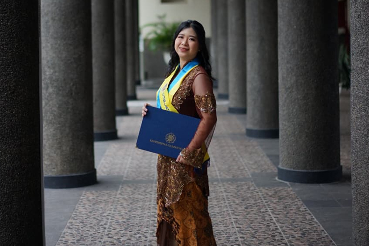 Kisah Inspiratif Gadis Banda Aceh Raih IPK Tertinggi Sarjana Terapan UGM