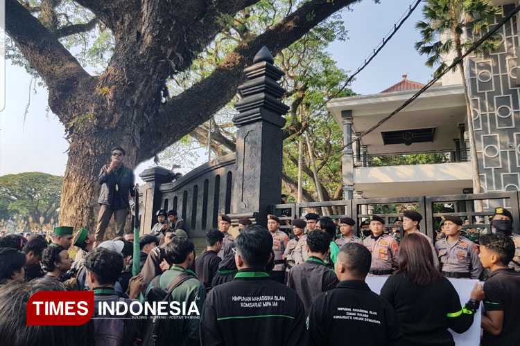 DPRD-Kota-Malang-menemui-massa-2.jpg