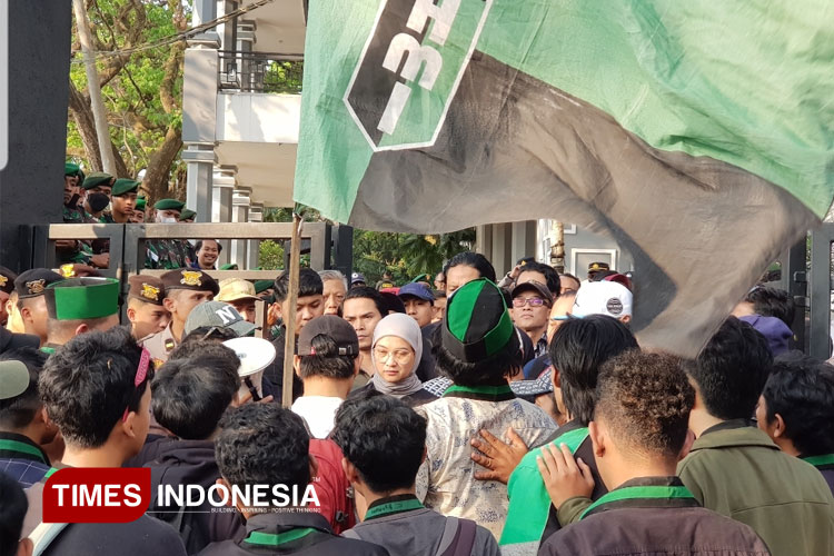 Ketua DPRD Kota Malang Temui Massa Aksi dari HMI, Janji Sampaikan Aspirasi