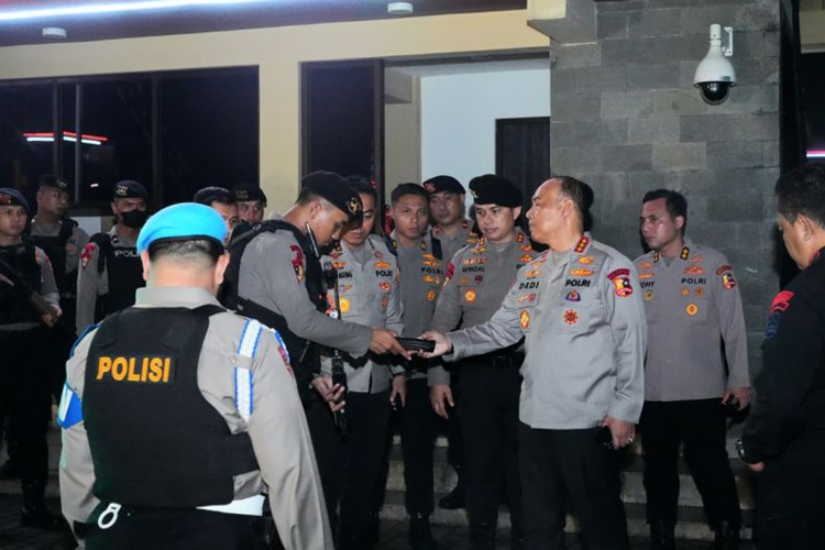 Wakapolri Komjen Polisi Dedi Prasetyo (ketiga kanan) saat memimpin patroli skala besar di Jakarta, Minggu (31/8/2025). (FOTO: ANTARA/HO-Divisi Humas Polri)