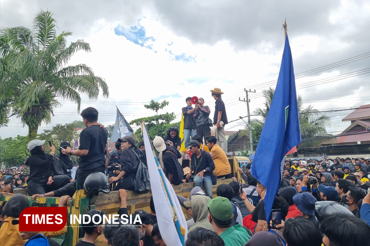 Ribuan massa Aliansi Mahakam mengepung kantor DPRD Kaltim. (Foto: Axel for TIMES Indonesia)