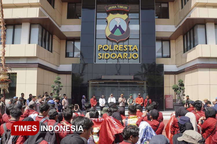 Mahasiswa Muhammadiyah Gelar Aksi Damai di Polresta Sidoarjo