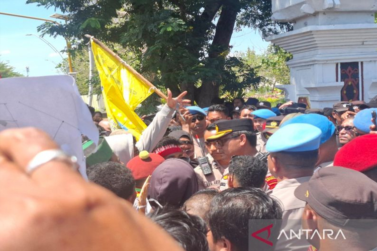 Cipayung Plus Demo di DPRD NTT, Tolak Kenaikan Tunjangan DPR RI