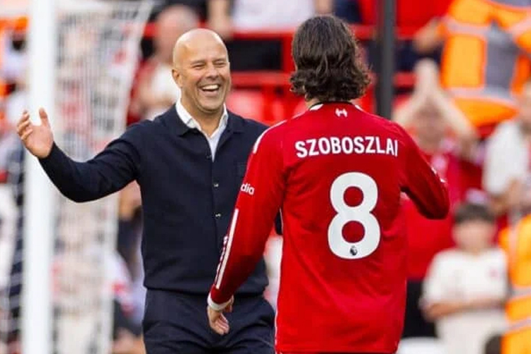 Pelatih Arne Slot memberi selamat kepada Dominik Szoboszlai yang menjadi pahlawan kemenangan Liverpool atas Arsenal.