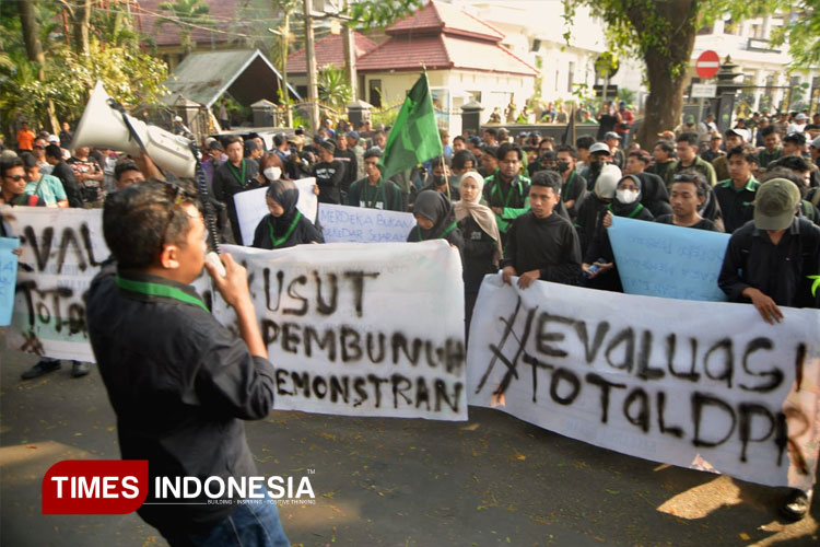 HMI Gelar Aksi Damai di DPRD Kota Malang, Aspirasi Disampaikan dengan Tertib