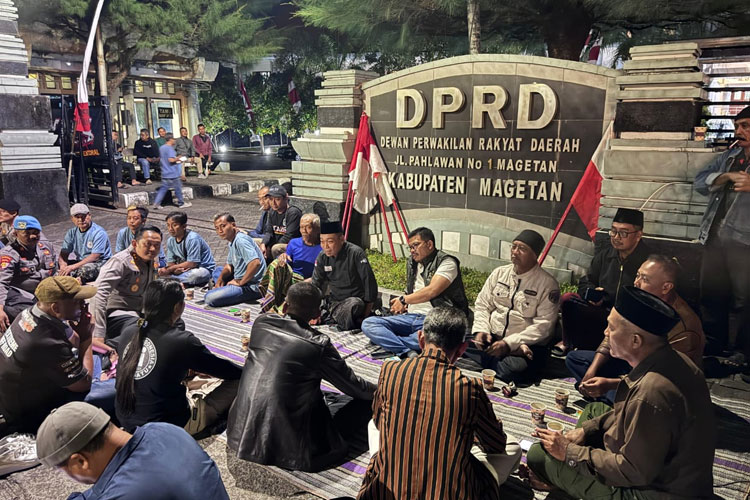 Kapolres Magetan Ngopi Bareng Aktivis di Depan Gedung DPRD, Komitmen Jaga Keamanan