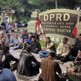 Kapolres Magetan Ngopi Bareng Aktivis di Depan Gedung DPRD, Komitmen Jaga Keamanan