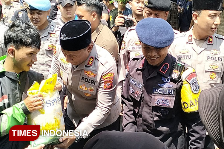 Doa Bersama dan Senyum Solidaritas: Ratusan Ojol Tasikmalaya Dapat Beras Usai Mengenang Affan