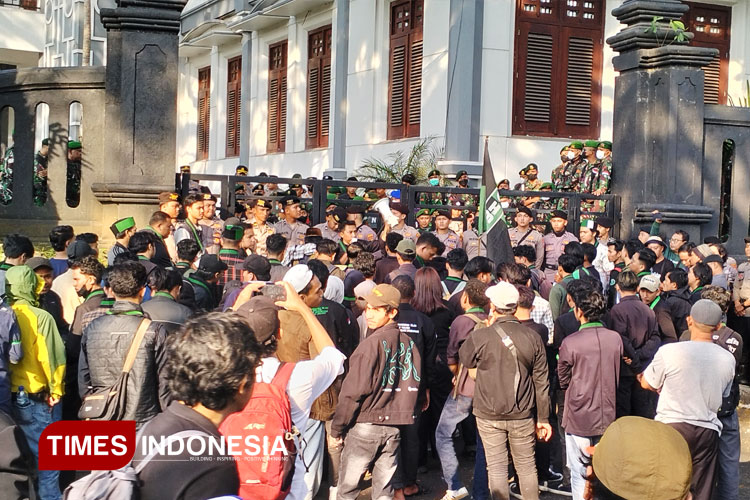 1.000 Warga Malang Kawal Demonstrasi Berlangsung Damai