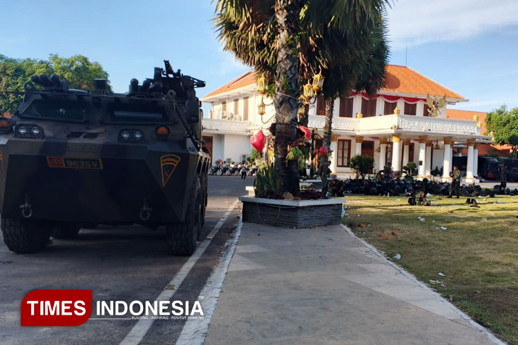 Penjagaan-ketat-di-kawasan-Gedung-Grahadi-a.jpg