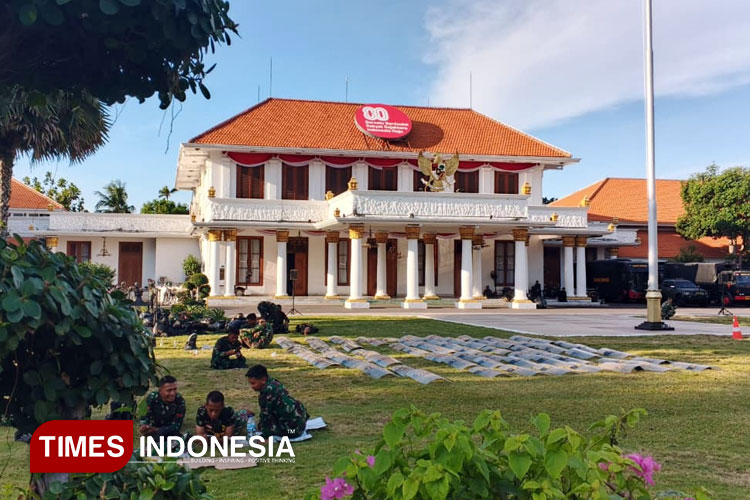 Puluhan Aparat TNI Siaga Jaga Kawasan Gedung Grahadi