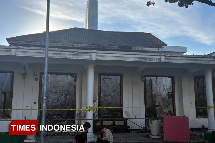 Police-line-membingkai-sisa-reruntuhan-bangunan-Gedung-Negara-Grahadi-surabaya.jpg