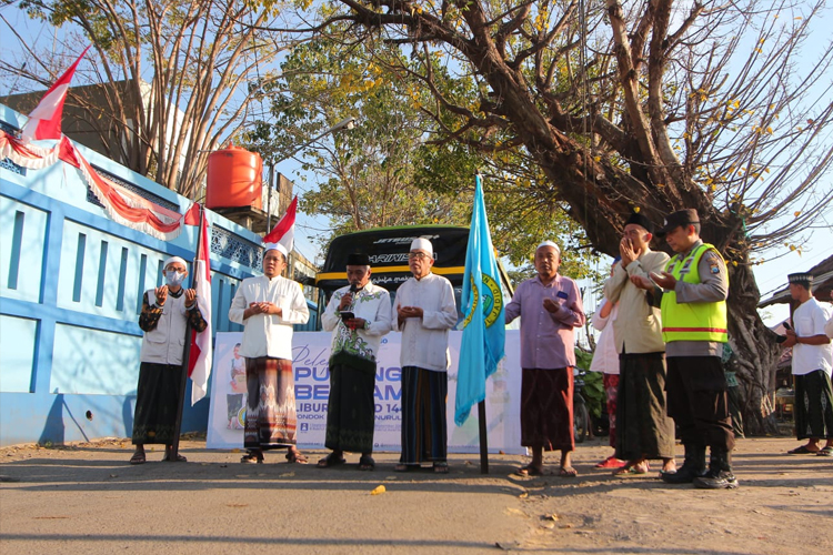 Pemberangkatan rombongan santri Ponpes Nurul Jadid Probolinggo, yang akan pulang bersama untuk menjalani libur Maulid Nabi Muhammad SAW di rumah masing-masing (Foto: Ponirin Mika for TIMES Indonesia)