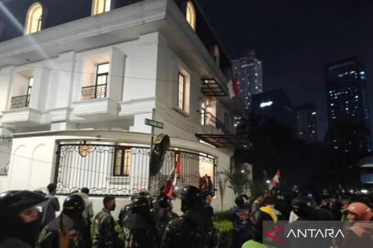 Warga menjarah barang-barang dari rumah anggota DPR Eko Hendro Purnomo atau Eko Patrio di Jakarta Selatan, Sabtu malam (30/8/2025). (FOTO: ANTARA/M Riezko Bima Elko Prasetyo)