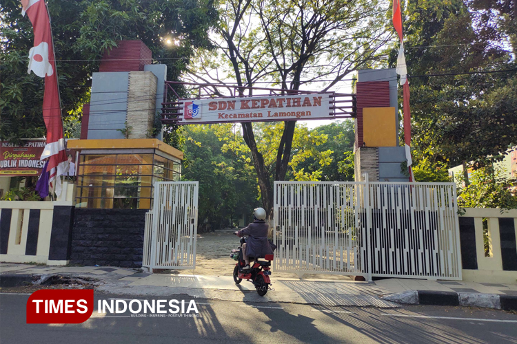 Guru SD Negeri Kepatihan Lamongan yang memasuki halaman sekolah tanpa adanya aktivitas siswa-siswi seperti biasanya, Senin (1/9/2025), Foto : Moch. Nuril Huda/TIMES Indonesia)
