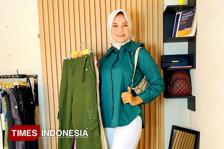 Septi Norasari, pemilik akun TikTok Outfit By Norasa, saat menunjukkan barang dagangannya. (FOTO: Hermanto/ TIMES Indonesia)