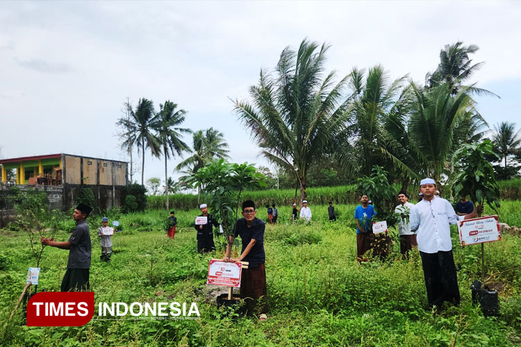 TIMES Indonesia dan Santri Ponpes Al-Hikmah Lil Muttaqien Tanam 50 Bibit Pohon
