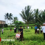 TIMES Indonesia dan Santri Ponpes Al-Hikmah Lil Muttaqien Tanam 50 Bibit Pohon