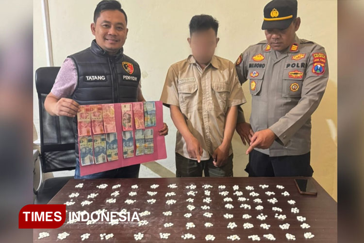 Tersangka-pengedar-pil-trex-yang-diamankan-Polsek-Muncar.jpg