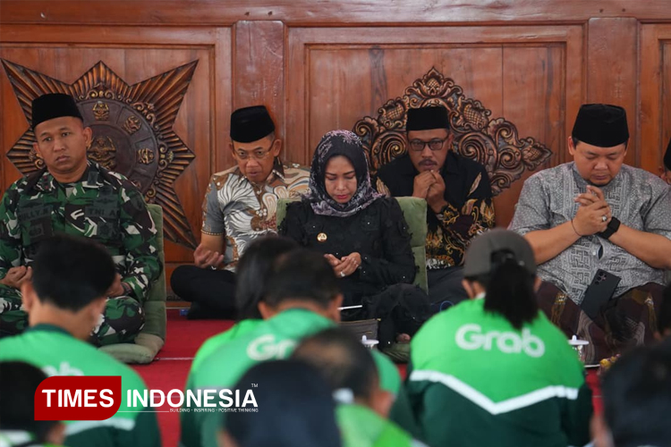 Wali Kota Mojokerto dan Ojol Doakan Affan Kurniawan