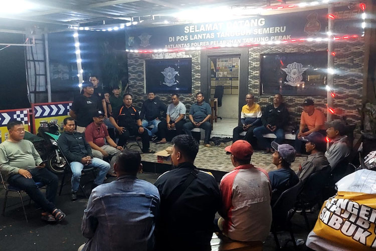 Warga Bentuk Pam Swakarsa Kolaborasi dengan Polres Pelabuhan Tanjung Perak