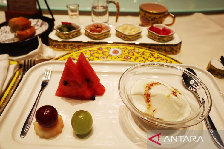 Yogurt buah segar dengan madu osmanthus. (FOTO: Antara/Desca Lidya Natalia/am)