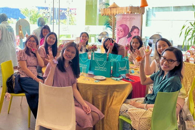 Zest Jemursari Surabaya Persembahkan Personal Color Analysis & Bag Charm Workshop