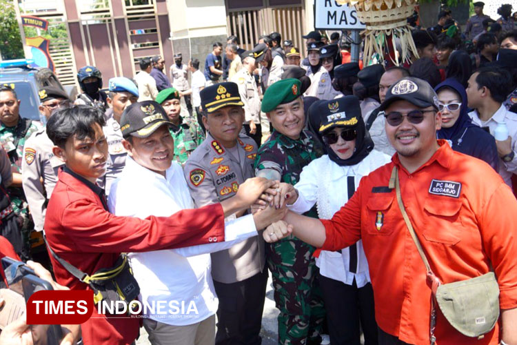 asyik-makan-bareng-dengan-massa-aksi-2.jpg