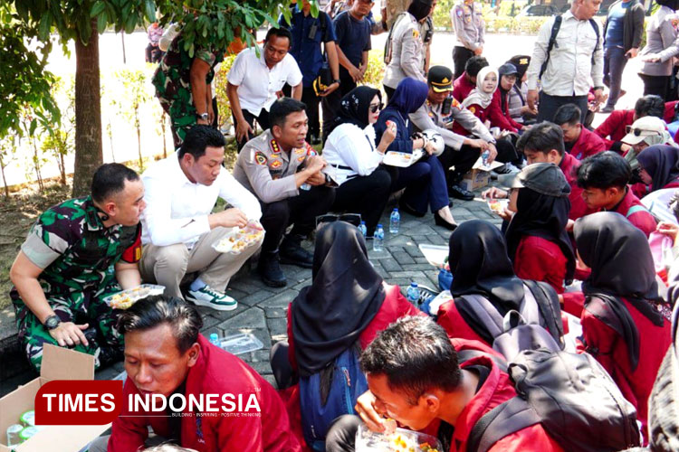 Subandi dan Mimik Idayana Ajak Mahasiswa Demo di Polresta Sidoarjo Makan Bareng