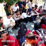 Subandi dan Mimik Idayana Ajak Mahasiswa Demo di Polresta Sidoarjo Makan Bareng